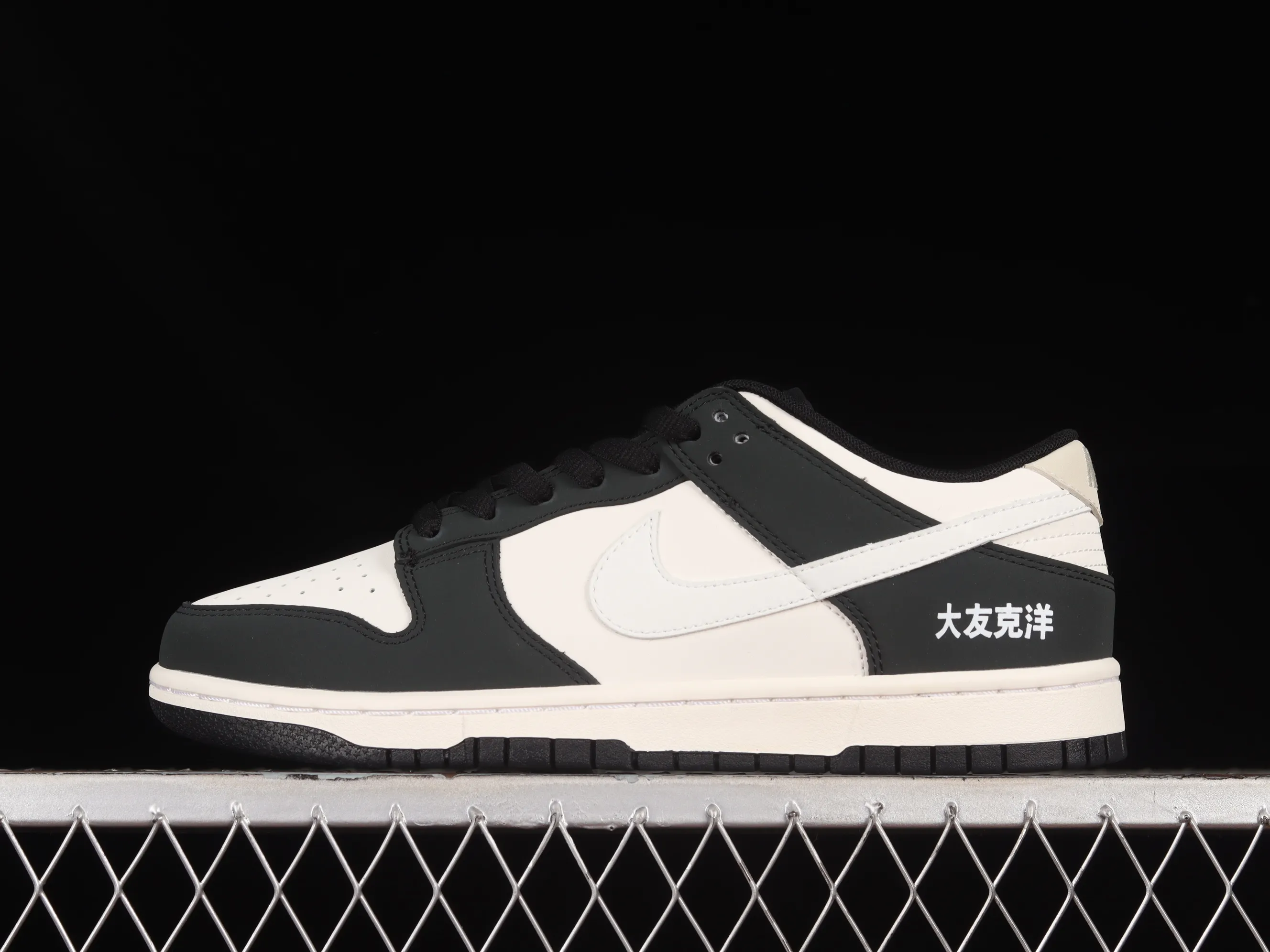 All Categories Nk SB Dunk Series Nk SB Dunk Low Low-top sneakers Otomo Katsuhiro x Nk SB Dunk Low "Steamboy OST" Creative customization collaboration Otomo Katsuhiro joint SB low-top sports and leisure sneakers GU6396-001